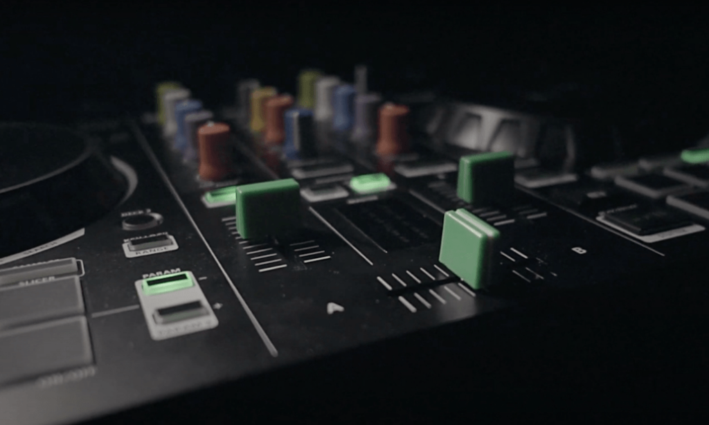 Roland DJ-202 DJ controller knobs